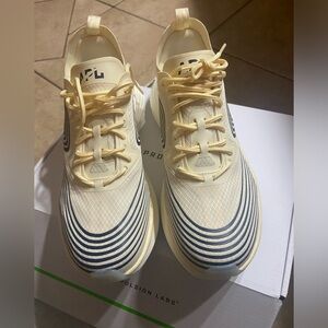NIB APL a women’s streamline size 7.5- vanilla/midnight/white